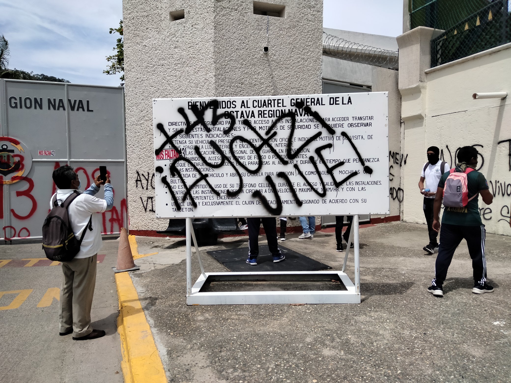 Padres de los 43 normalistas vandalizan instalaciones de la Semar en Acapulco Padres de los 43 normalistas vandalizan instalaciones de la Semar en Acapulco