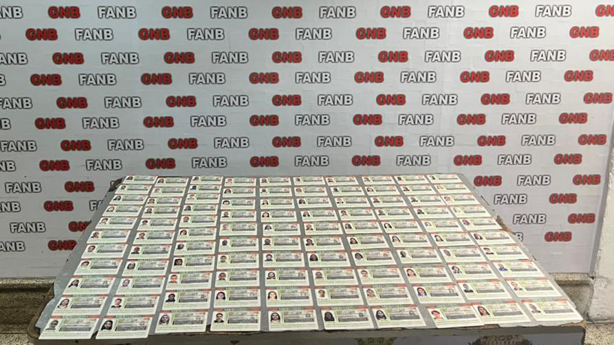 Detienen en Venezuela a pareja con más de 100 visas mexicanas falsas