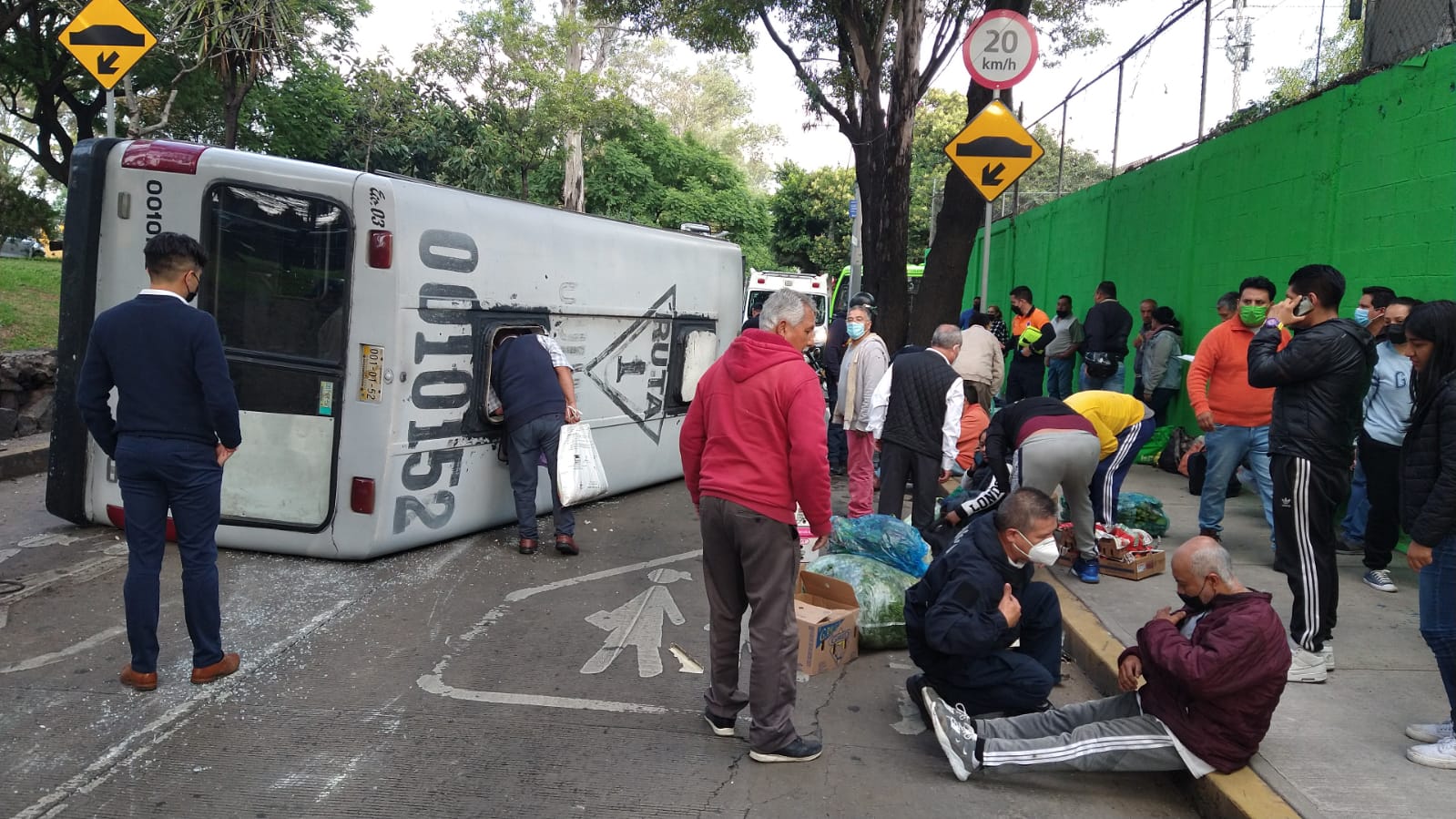 Volcadura de microbús en Iztapalapa deja 15 heridos