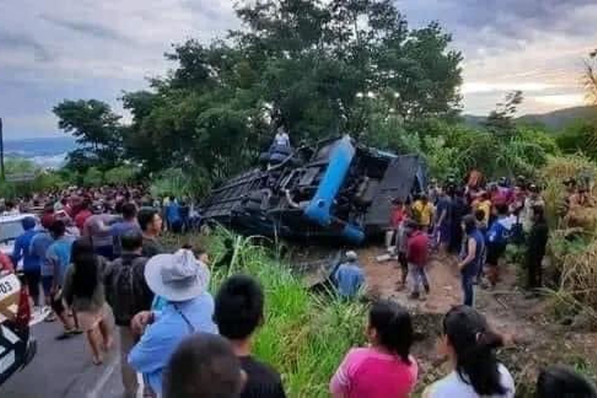 Peregrinos vuelcan en Chiapas; hay nueve muertos y 28 lesionados Peregrinos vuelcan en Chiapas; hay nueve muertos y 28 lesionados