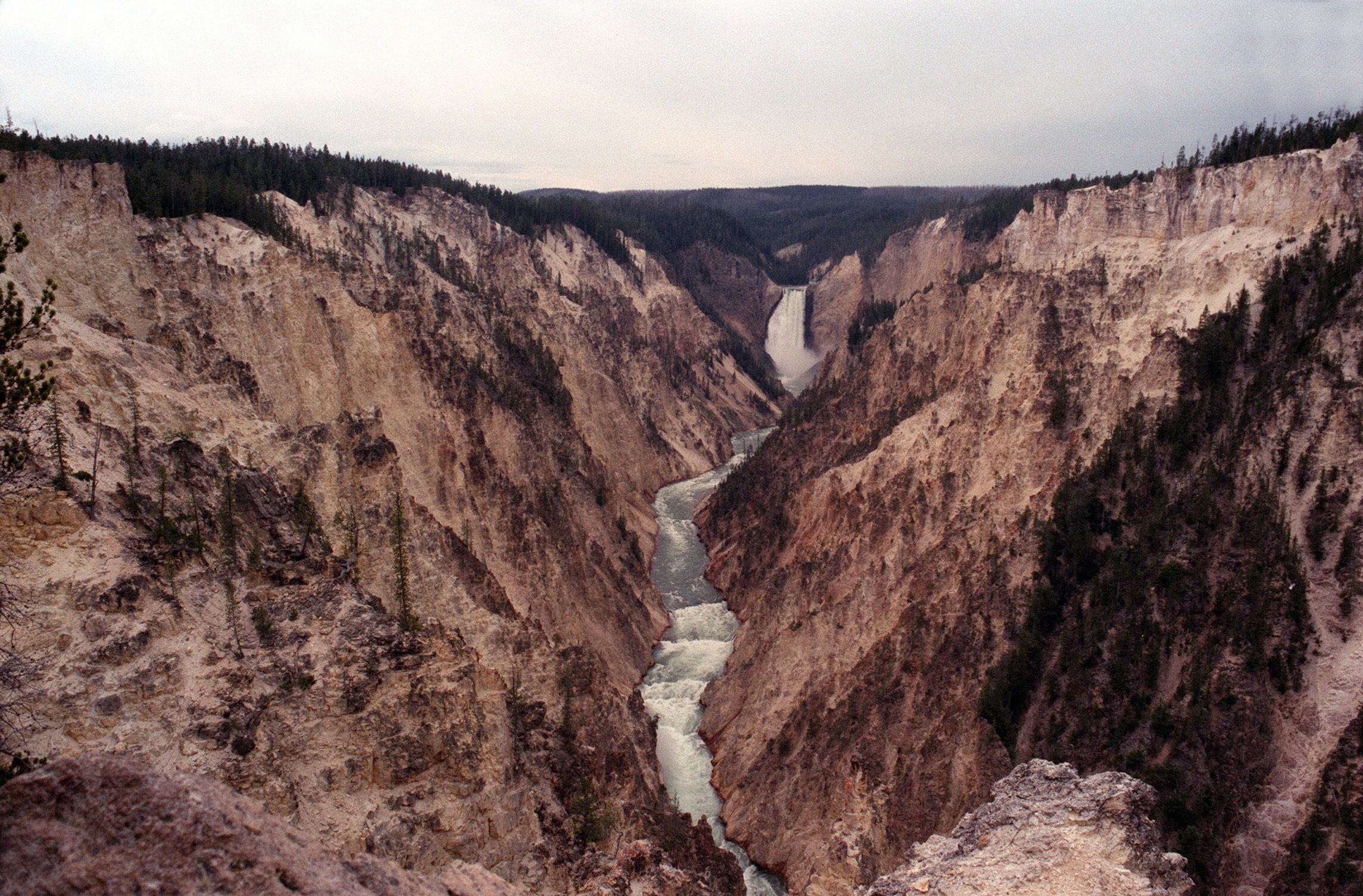 Yellowstone reabre parcialmente tras fuertes inundaciones Yellowstone reabre parcialmente tras fuertes inundaciones
