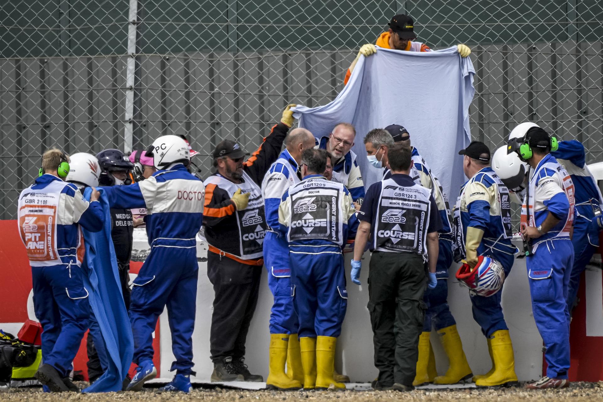 #Video GP de Gran Bretaña arranca con accidente del chino Zhou