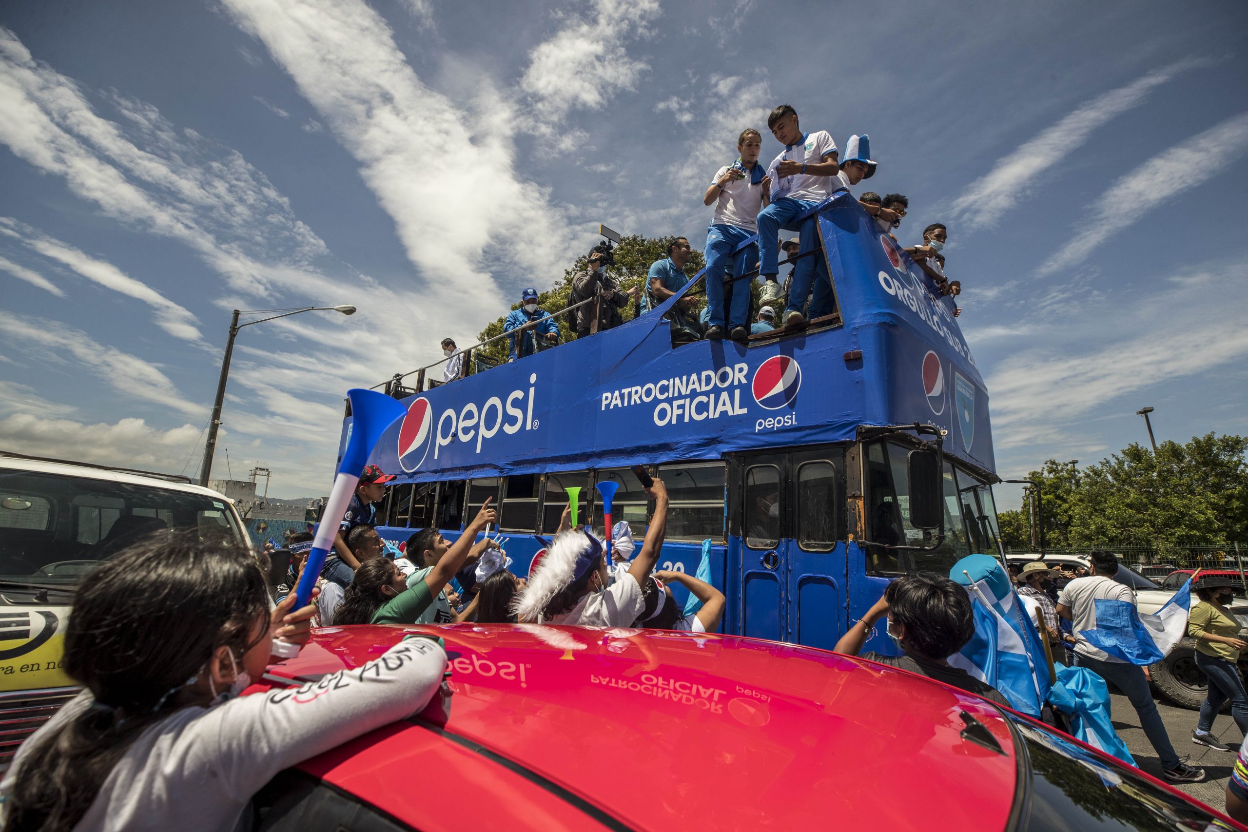 Aficionados guatemaltecos aclaman a la Selección sub 20 tras boleto al Mundial