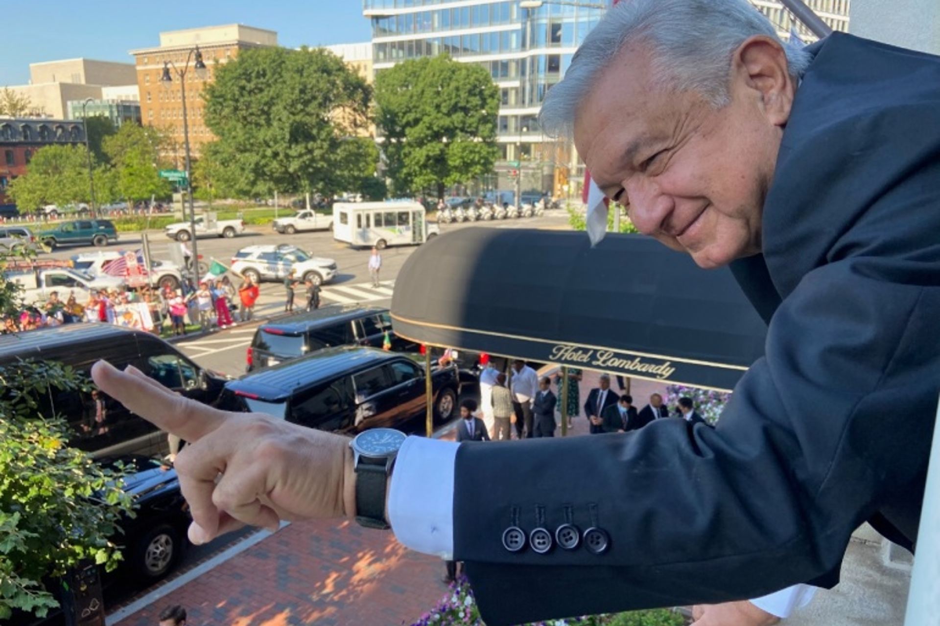 Decenas de mexicanos muestran apoyo a López Obrador en Washington Decenas de mexicanos muestran apoyo a López Obrador en Washington