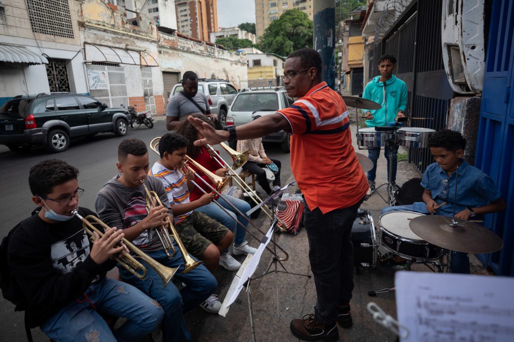 Maestros de música regalan clases a niños en calles de Caracas - aprender-musica-en-la-calle-un-regalo-para-ninos-de-una-favela-de-caracas-1-1024x683