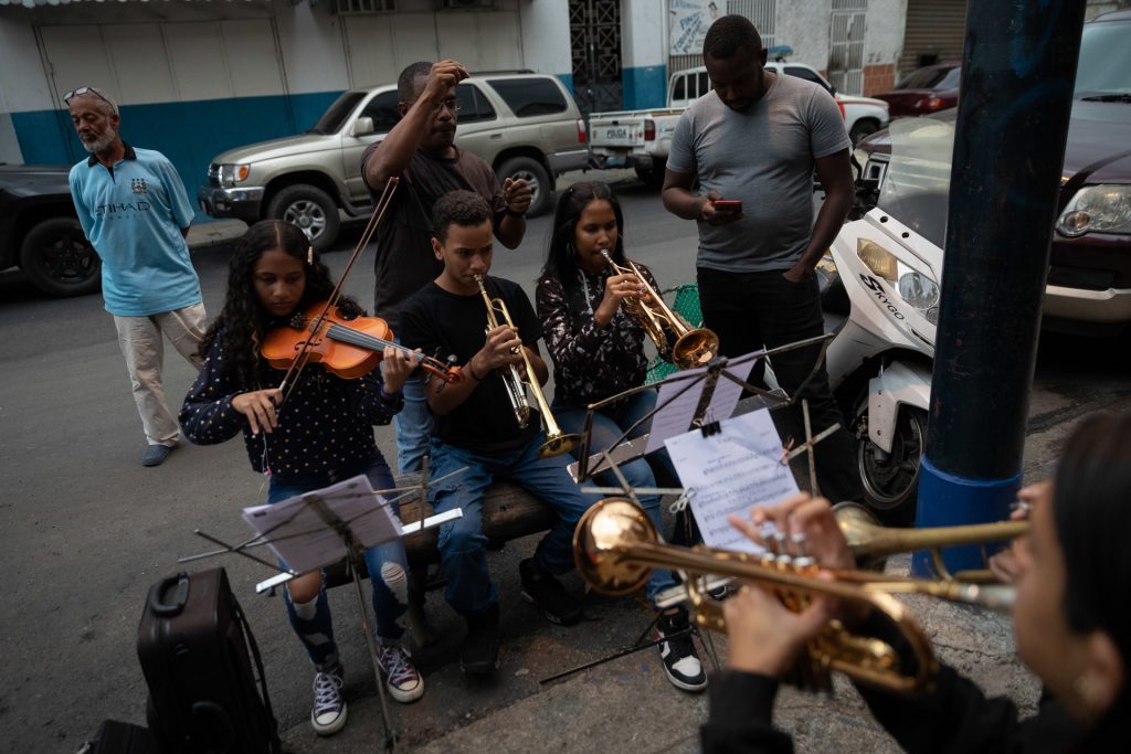Maestros de música regalan clases a niños en calles de Caracas - aprender-musica-en-la-calle-un-regalo-para-ninos-de-una-favela-de-caracas-2-1024x683
