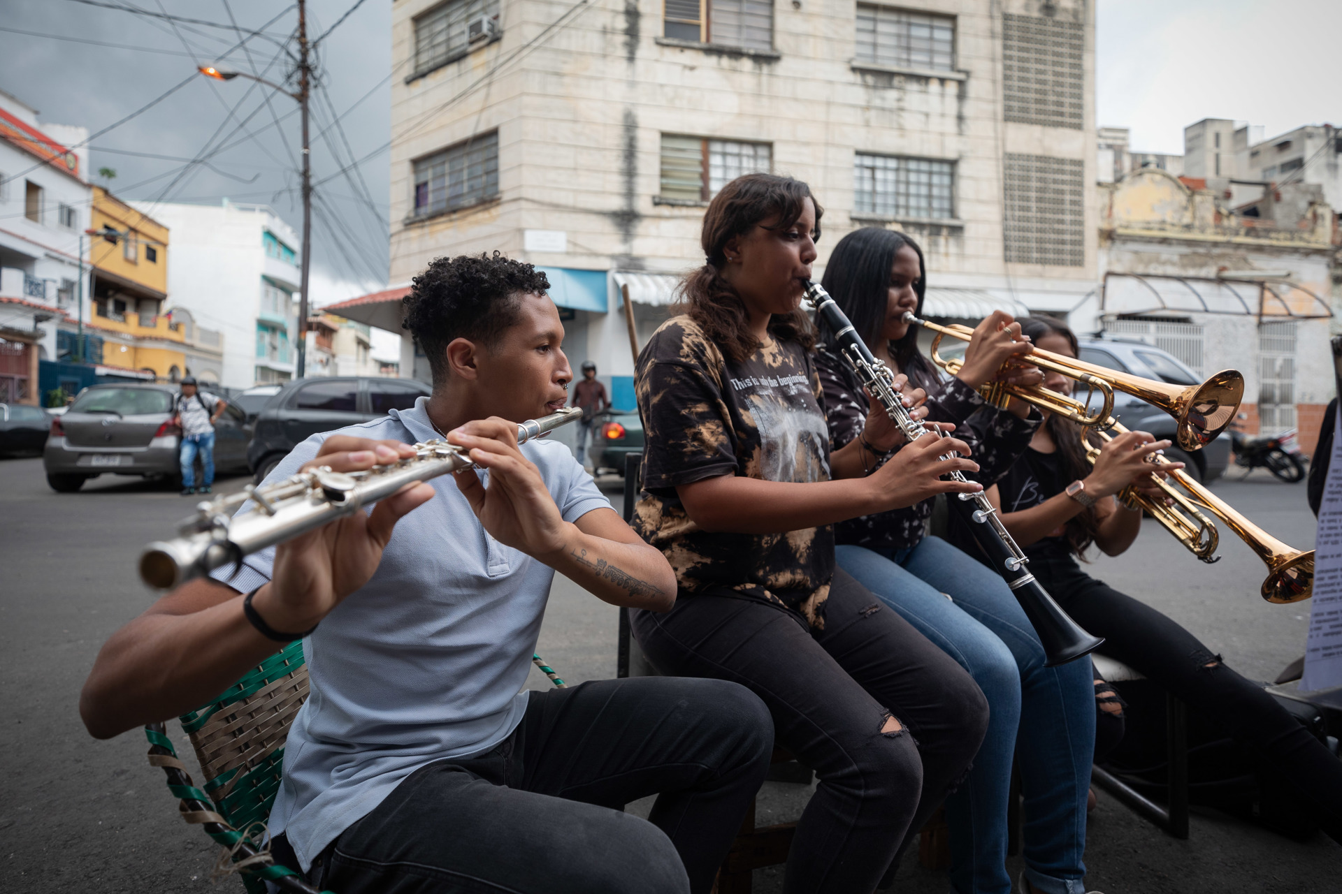 Maestros de música regalan clases a niños en calles de Caracas