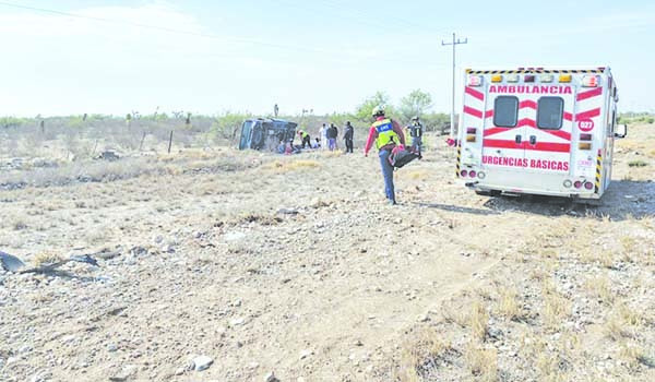Volcadura en carretera 57 de Coahuila deja seis heridos - atencion-de-heridos-tras-volcadura-en-coahuila