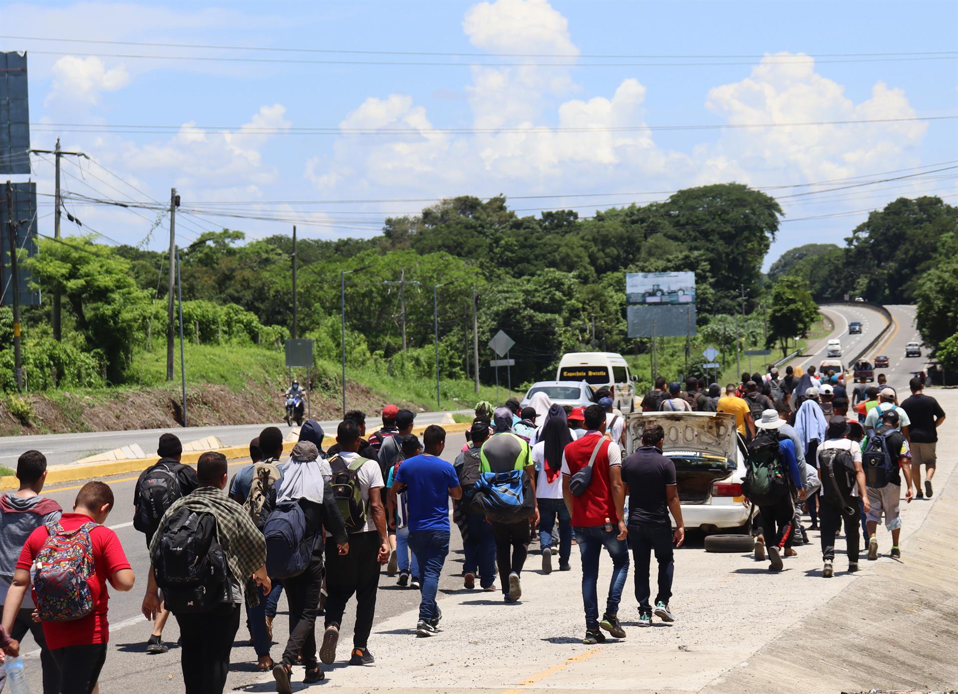 Cientos de venezolanos parten en caravana migrante desde Chiapas