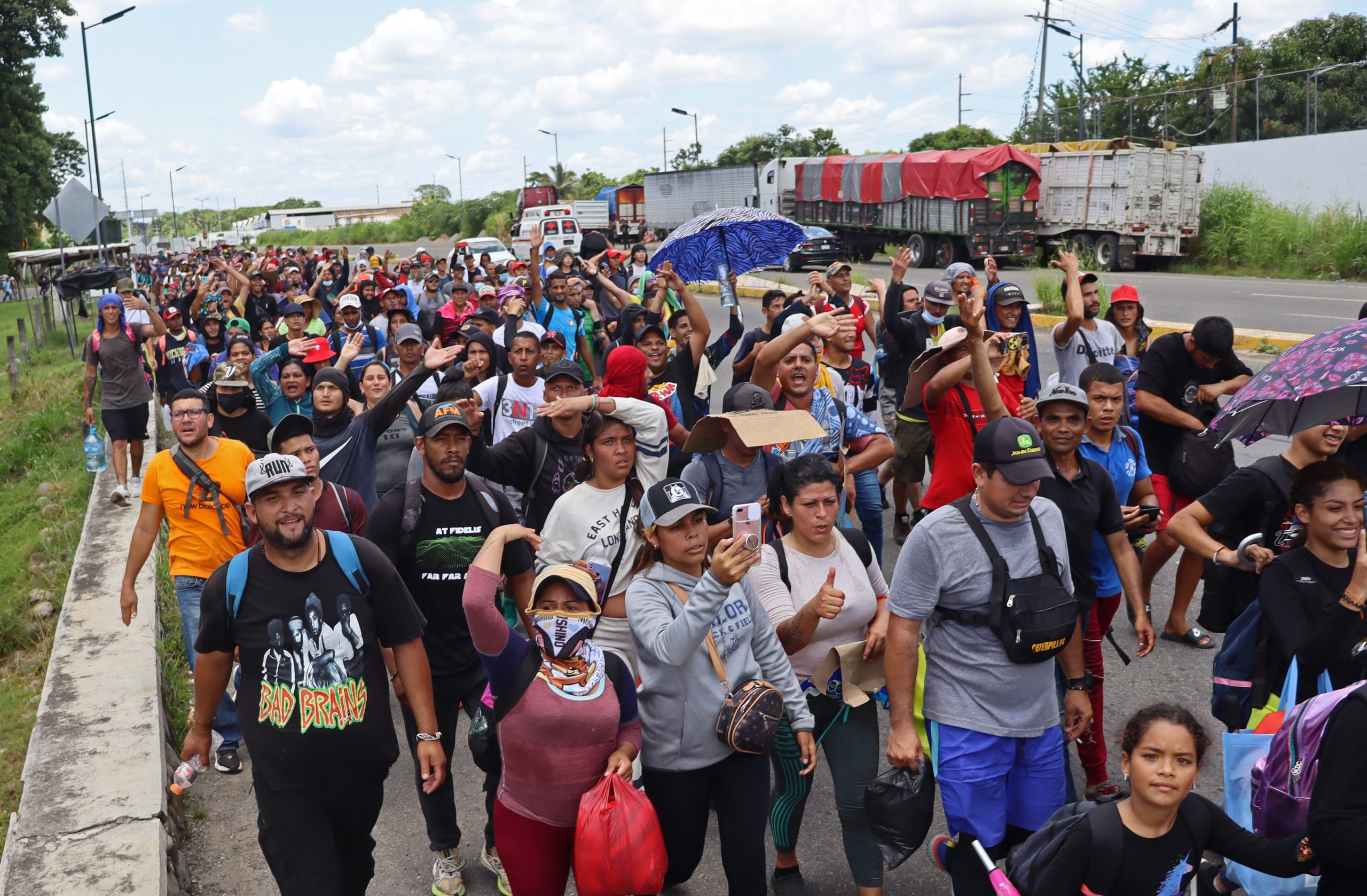 Dos nuevas caravanas con 4 mil 300 migrantes parten desde Tapachula