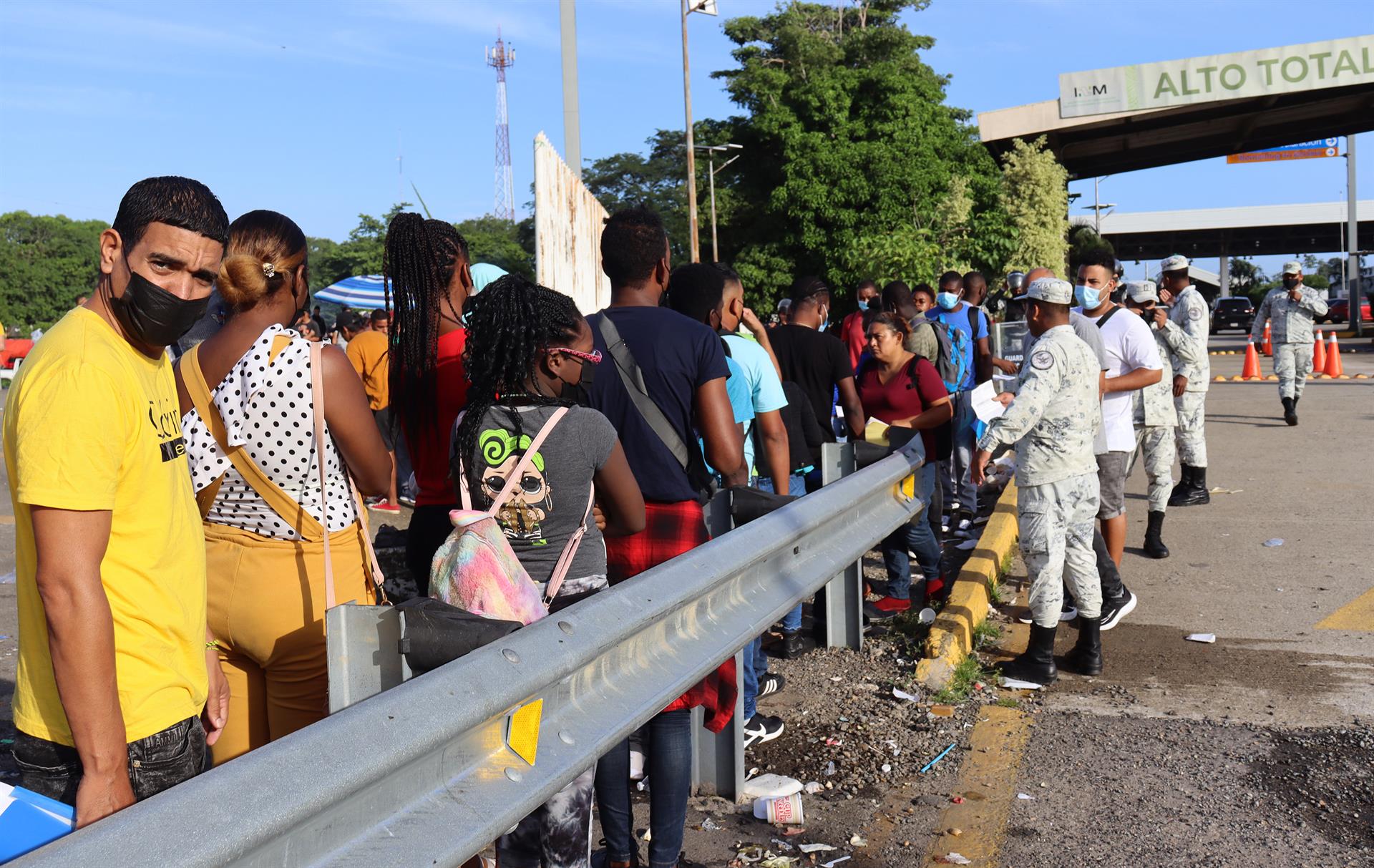 Caravana de 4 mil migrantes se instala fuera de aduana en Huixtla