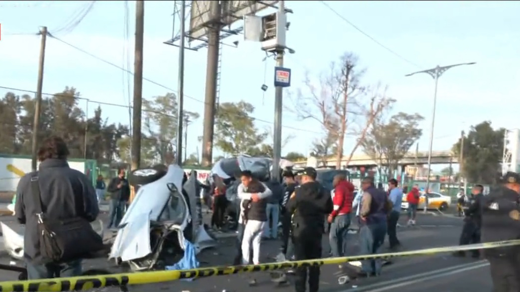 Jóvenes mueren en choque en la GAM; camioneta quedó partida en dos