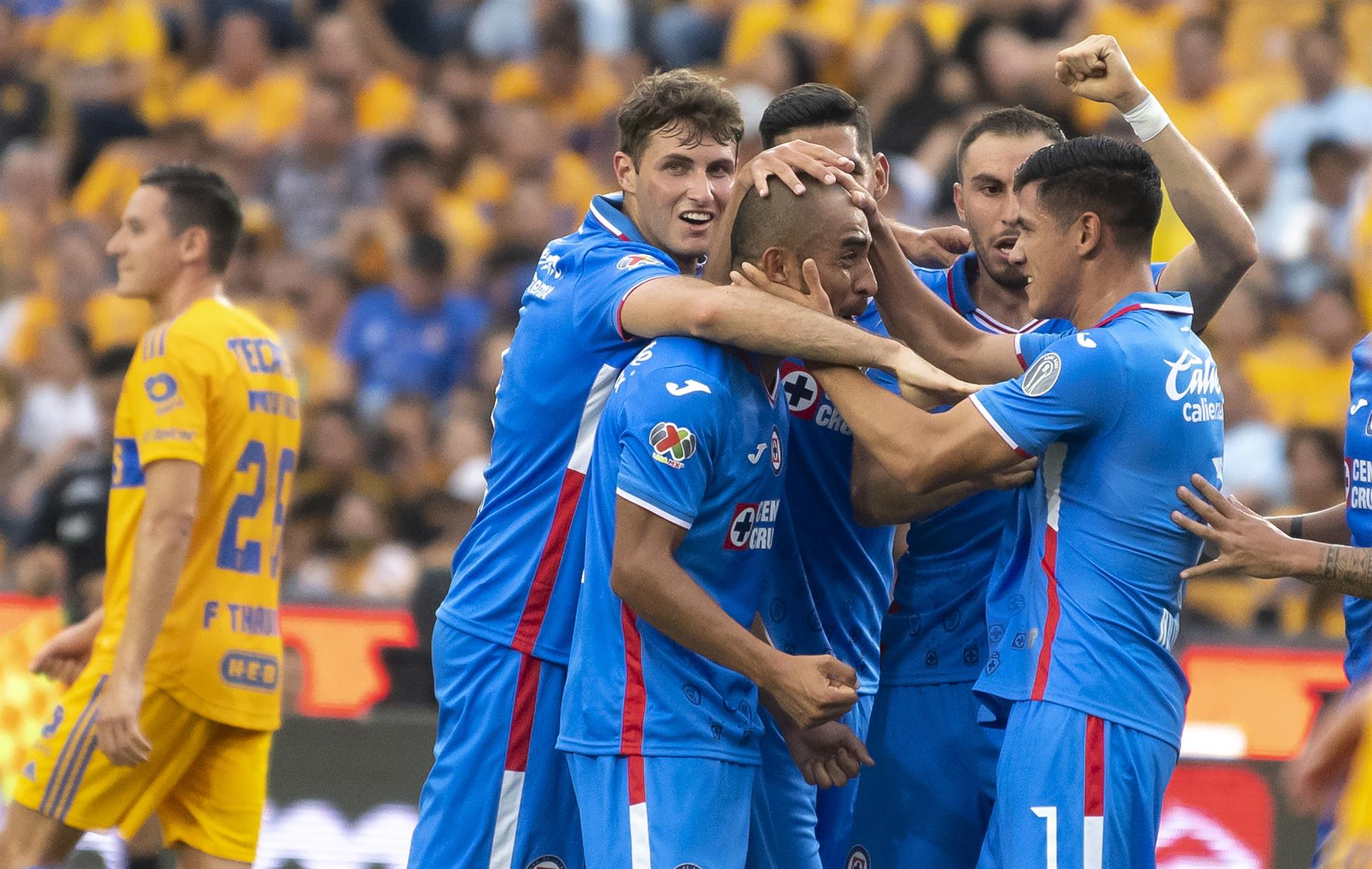Se sobrepone Cruz Azul a errores y gana en el Volcán Se sobrepone Cruz Azul a errores y gana en el Volcán