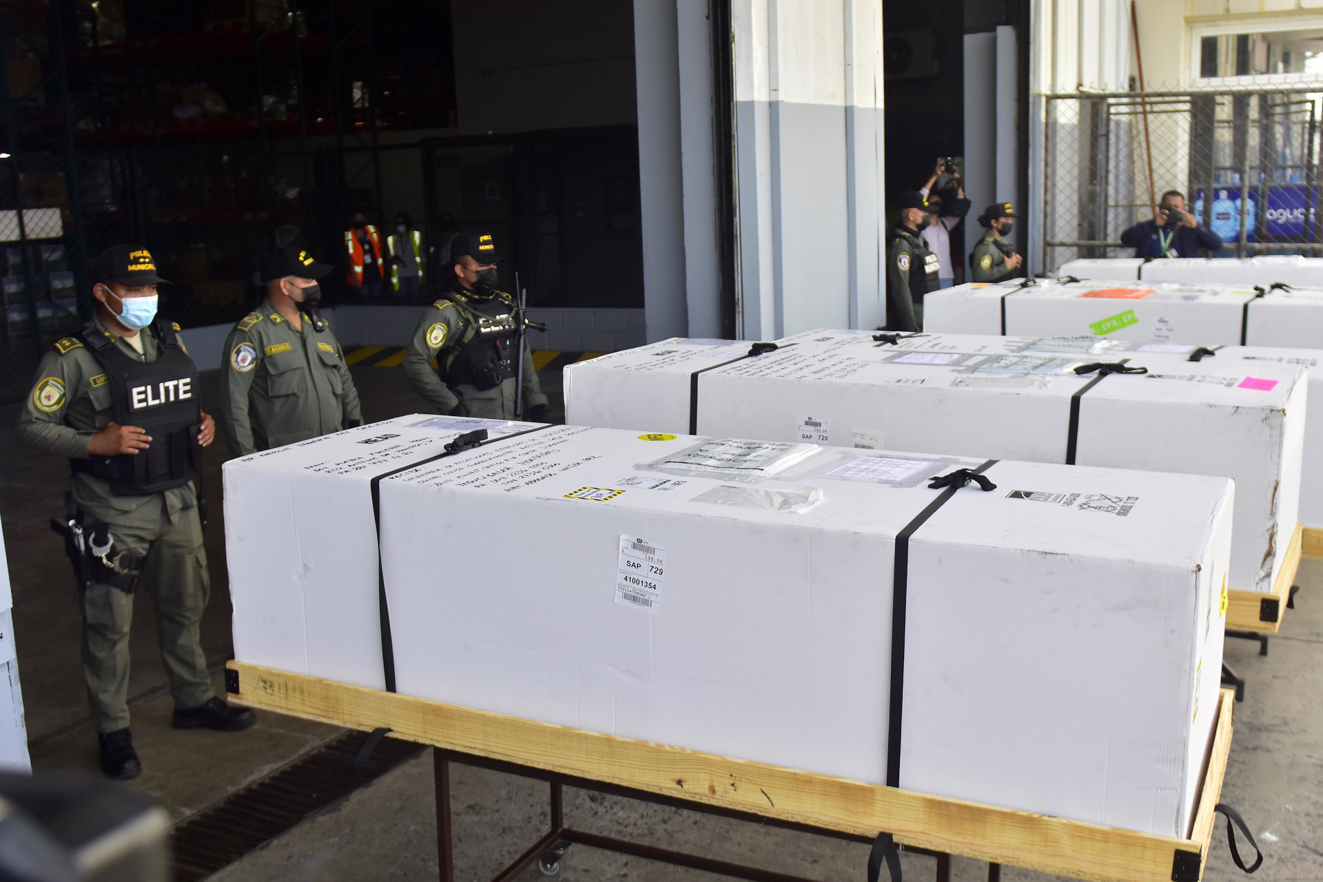 Cuerpos de los seis migrantes hondureños fallecidos en tráiler en Texas llegan a su país