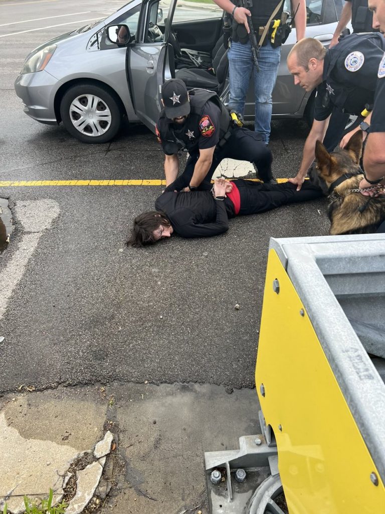 Detienen a Robert Crimo, presunto autor del tiroteo en Highland Park, Illinois - detienen-a-robert-crimo-presunto-autor-del-tiroteo-en-highland-park-illinois-768x1024