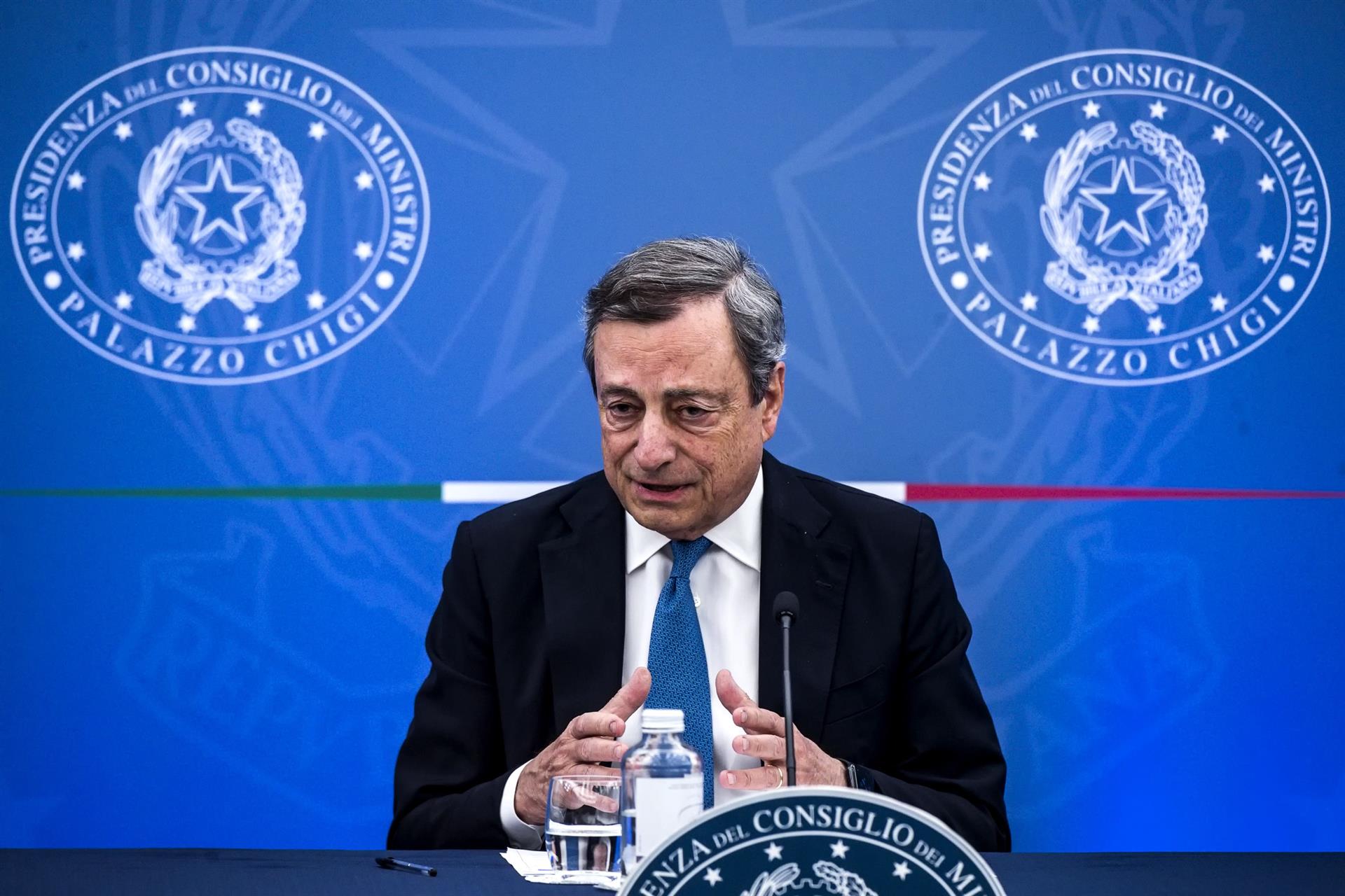 Mattarella rechaza la dimisión de Draghi y lo manda al Parlamento Mattarella rechaza la dimisión de Draghi y lo manda al Parlamento