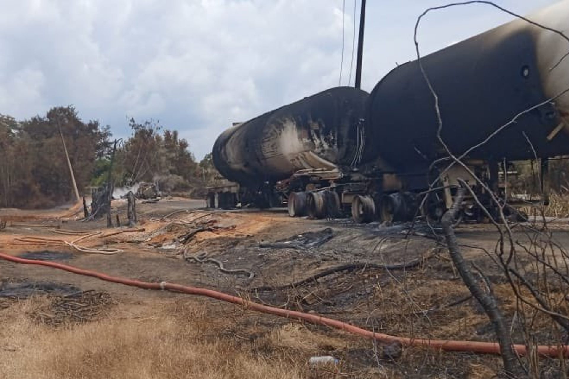 Liquidan incendio en ducto de gas que explotó en Veracruz, pero la fuga sigue