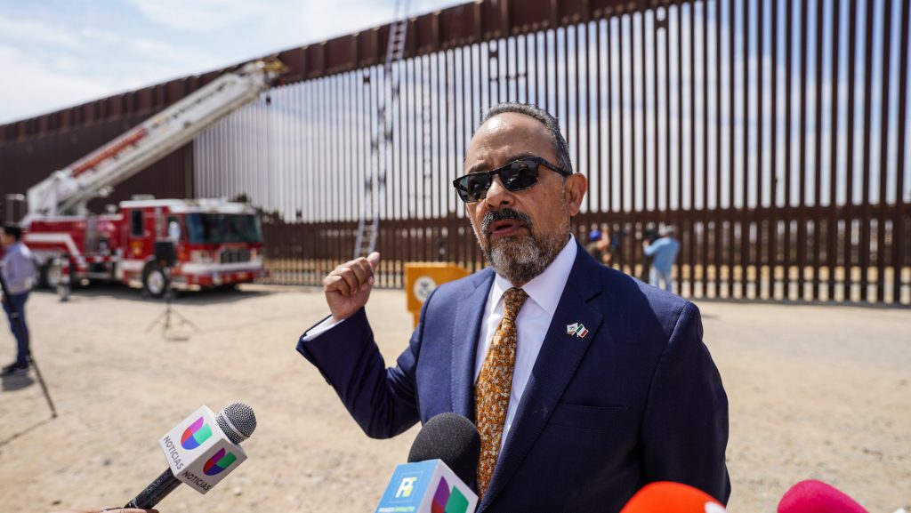 EE.UU. y México van por frenar las muertes de migrantes por saltar del muro - eeuu-y-mexico-van-por-frenar-las-muertes-de-migrantes-por-saltar-del-muro-2-1024x577