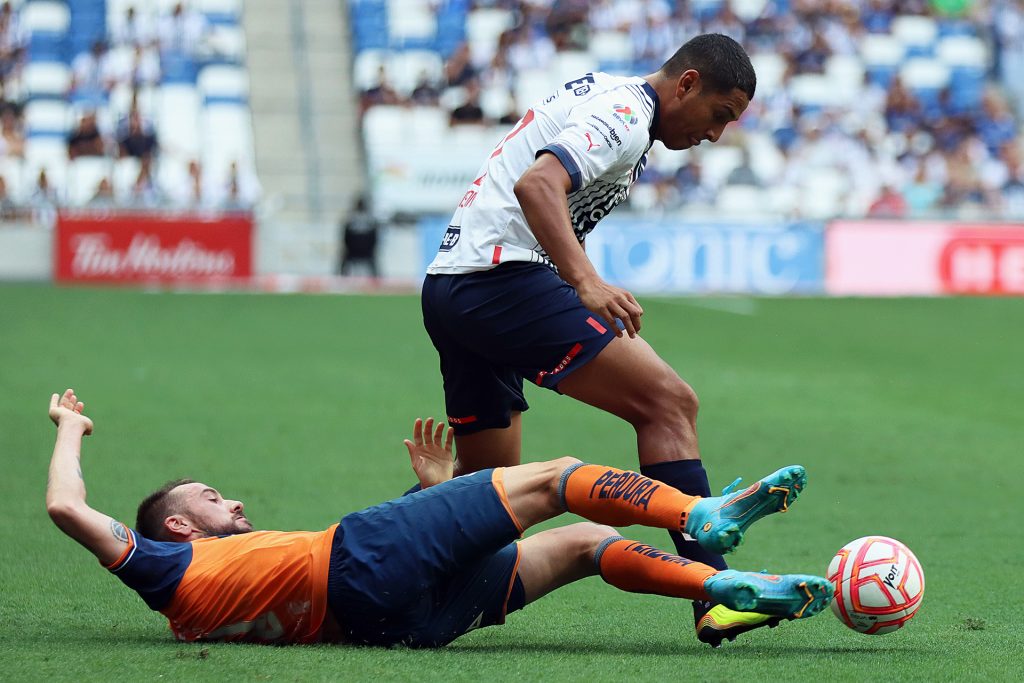 John Stefan Medina da el triunfo al Monterrey sobre Puebla, que sigue de líder - el-colombiano-john-stefan-medina-da-triunfo-al-monterrey-que-sigue-de-lider-1024x683