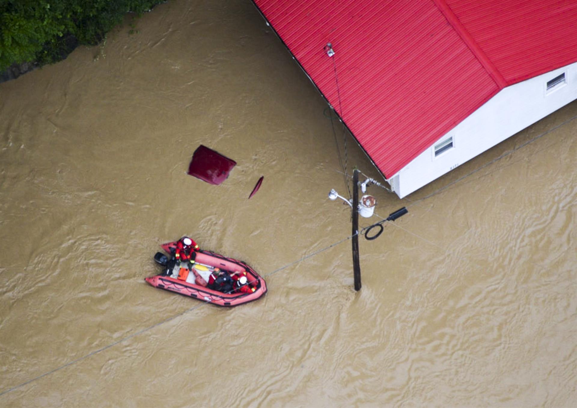 Suman 26 muertos por inundaciones en Kentucky; esperan hallar más víctimas