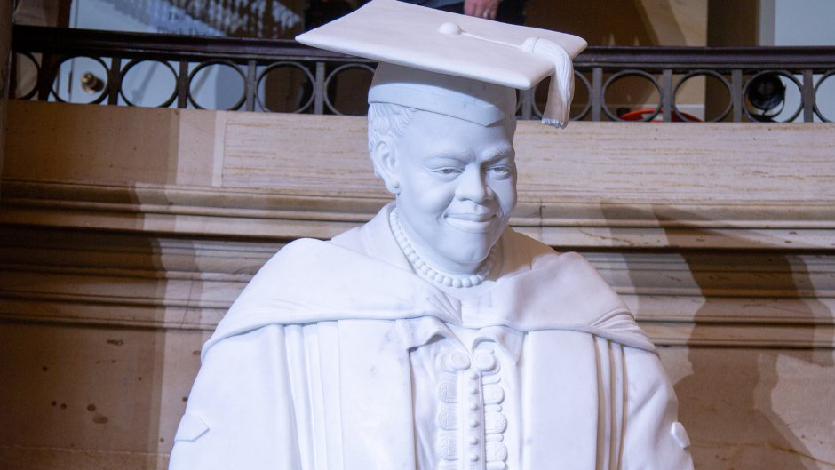 Una mujer afroamericana llega a la sala de estatuas del Capitolio de EE.UU.