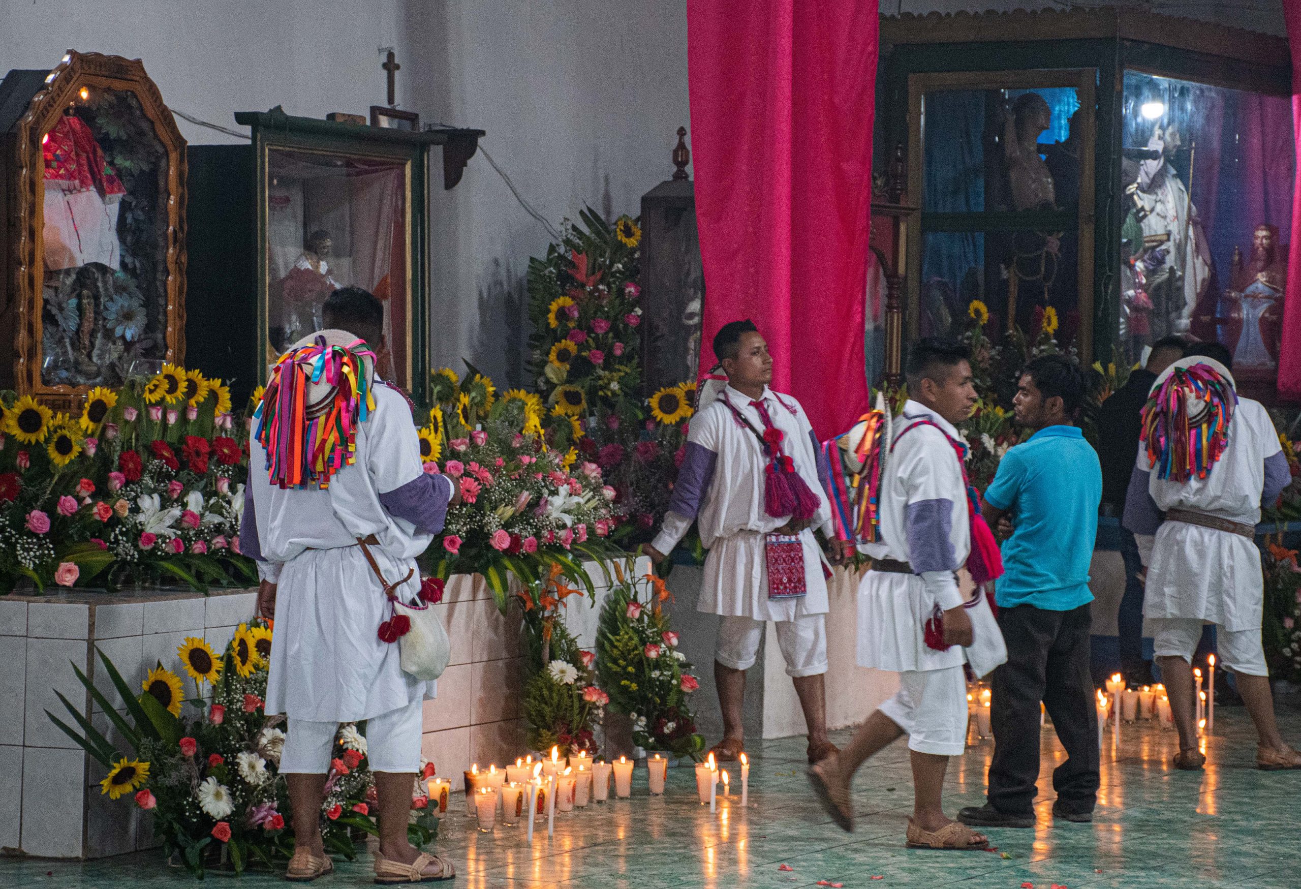 Tzotziles cumplen festividad religiosa pese a violencia en Chiapas