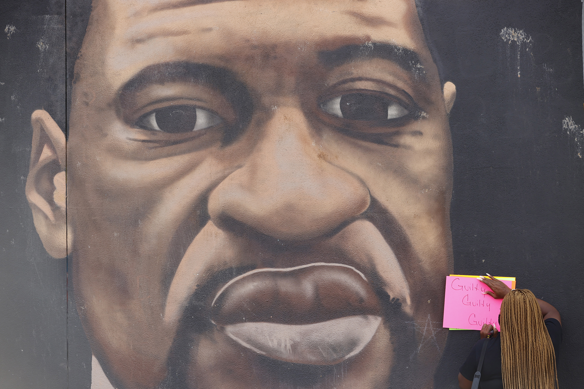 Dan otros 21 años de cárcel a policía que mató a George Floyd