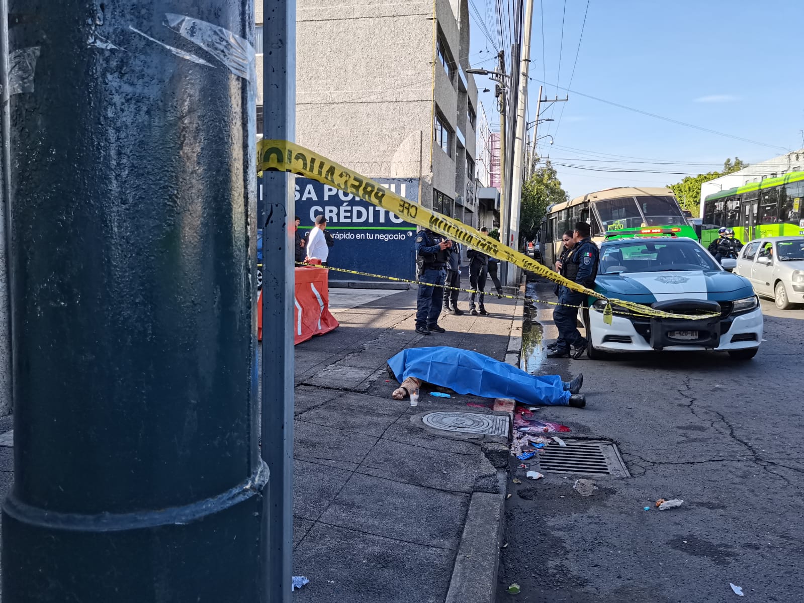 Hombre murió en Iztapalapa tras ser arrojado de camión por pasajero