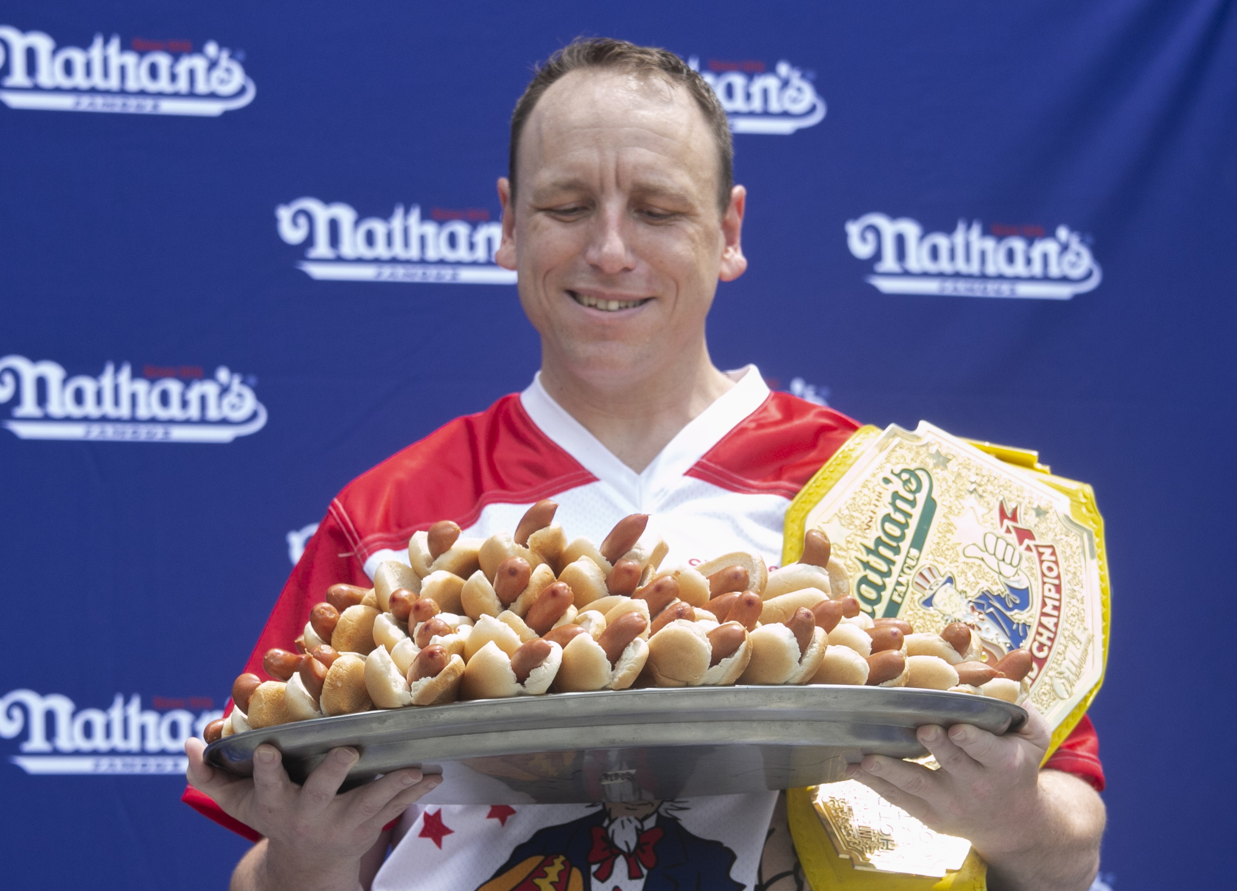 Rey de competencia de comer hot dogs en Nueva York renueva su título