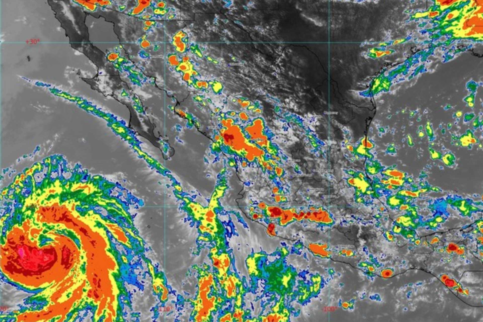 Ciclón Frank se intensifica a huracán y permanece lejos de costas mexicanas