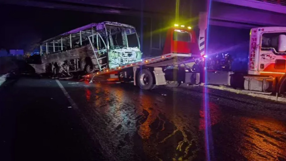 Incendian camión de pasajeros en Michoacán por atropello de normalista