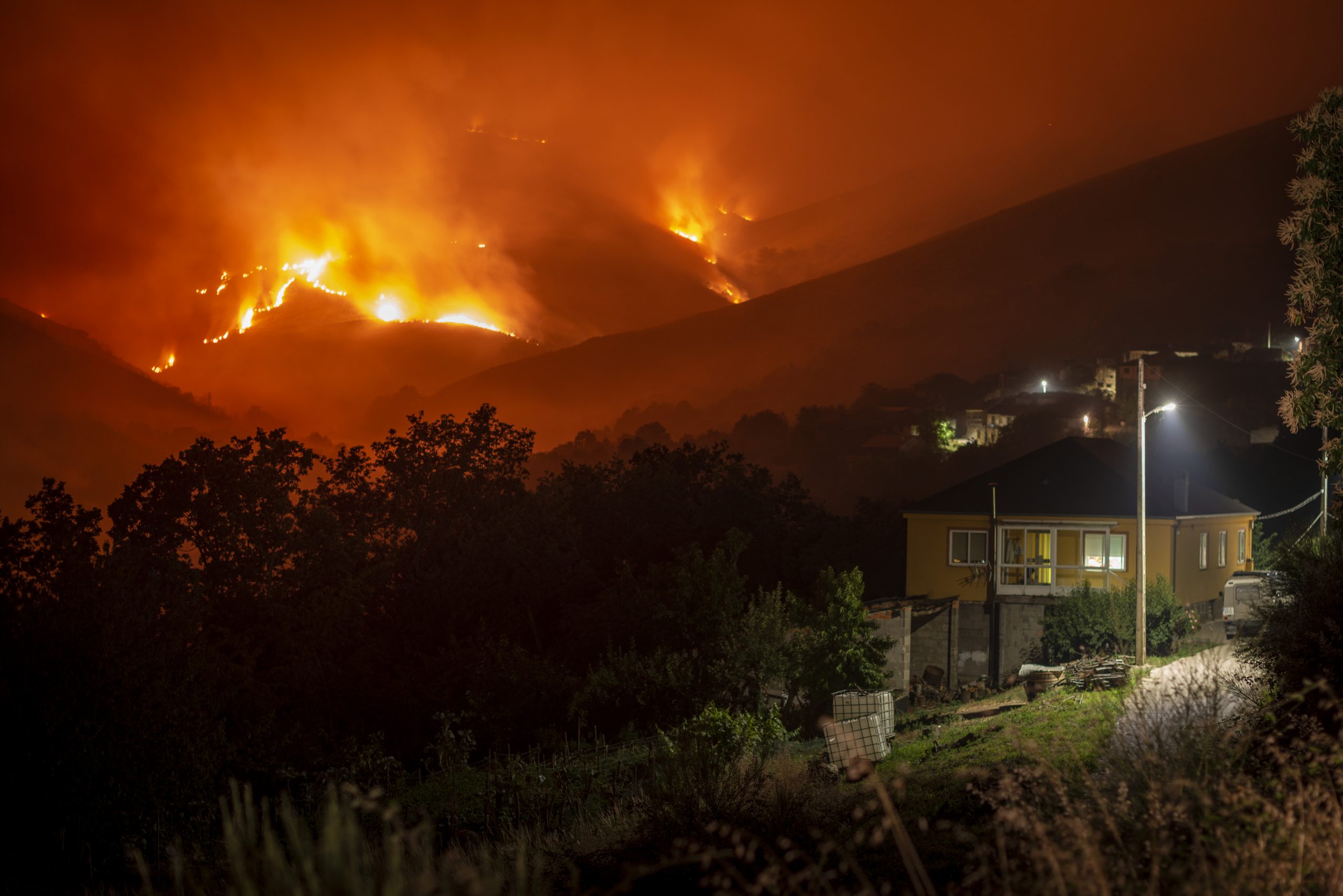 España sigue luchando contra el fuego con más de 3 mil desalojados España sigue luchando contra el fuego con más de 3 mil desalojados