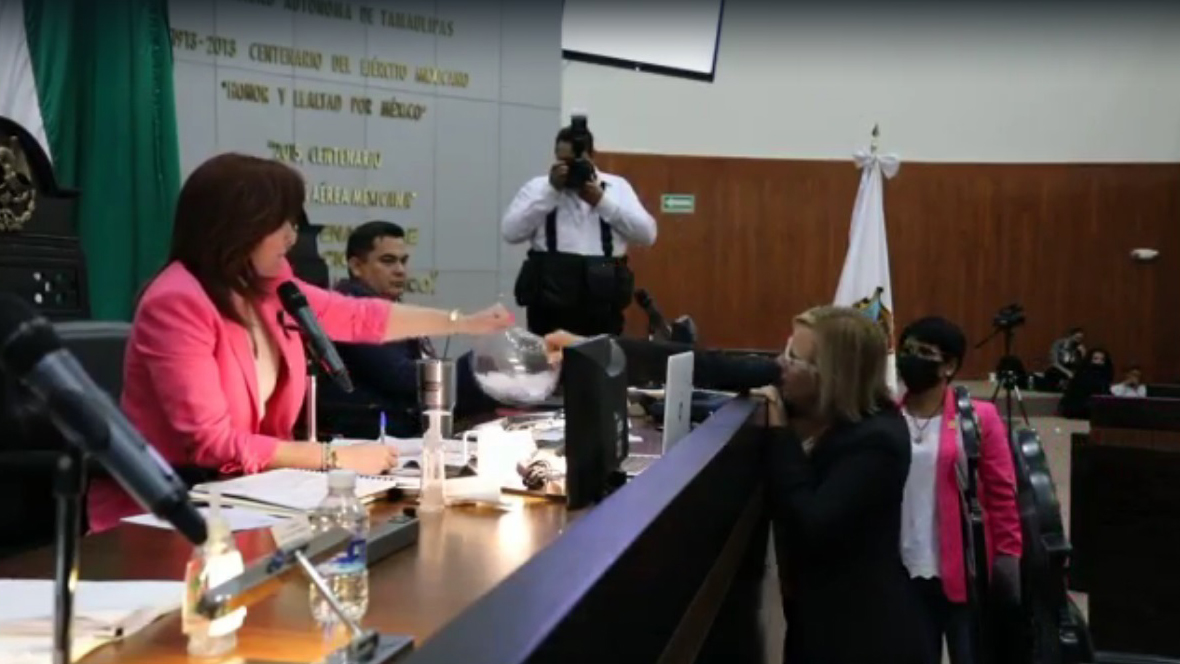 #Video Diputada por Morena pelea urna de cristal en Congreso de Tamaulipas y lesiona a compañera