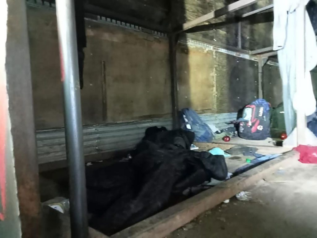 Abandonan en Veracruz tráiler con migrantes; rescatan a 93 - interior-de-trailer-en-el-que-viajaban-migrantes-1024x768