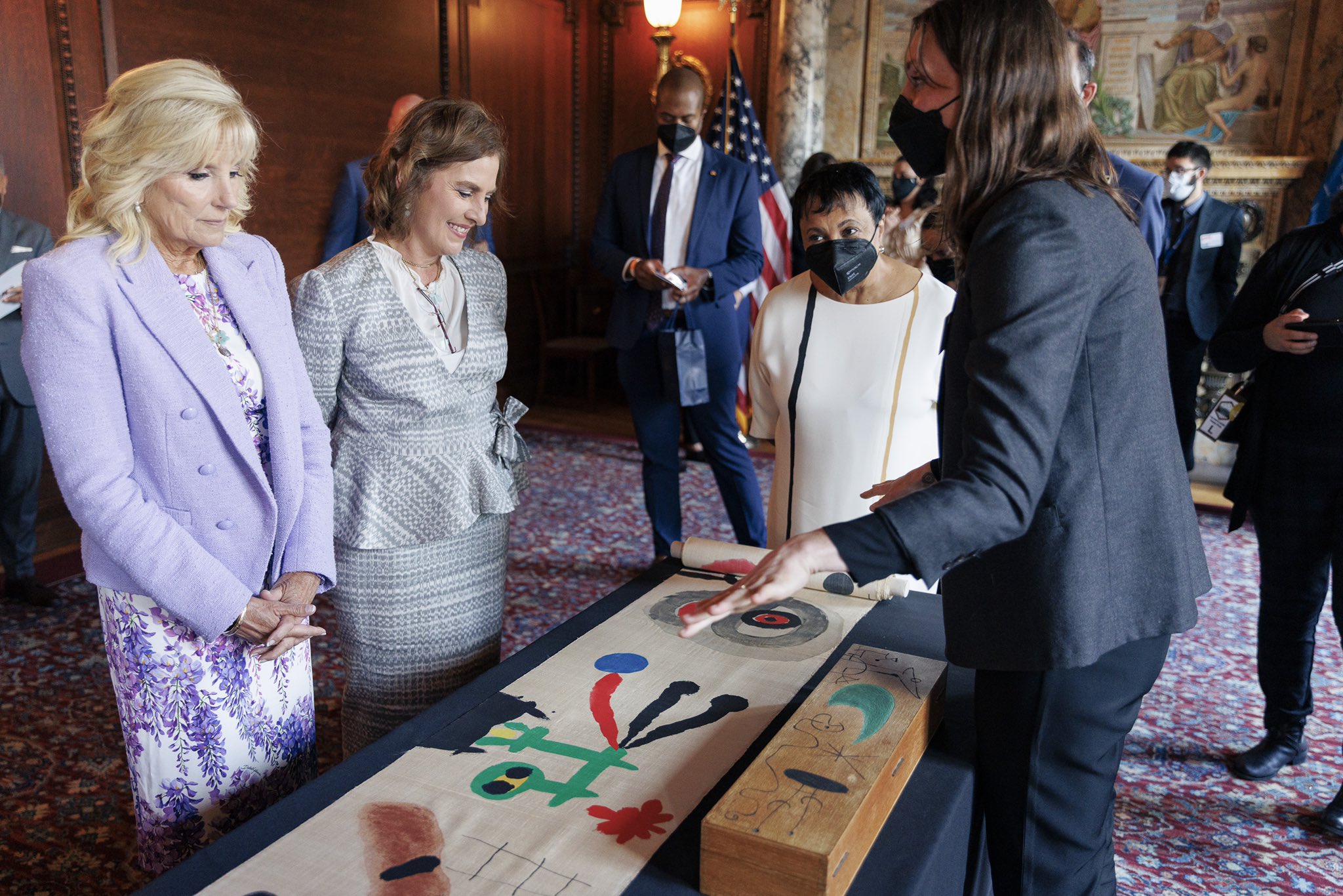 Jill Biden y Beatriz Gutiérrez visitan Biblioteca de Congreso de EE.UU.