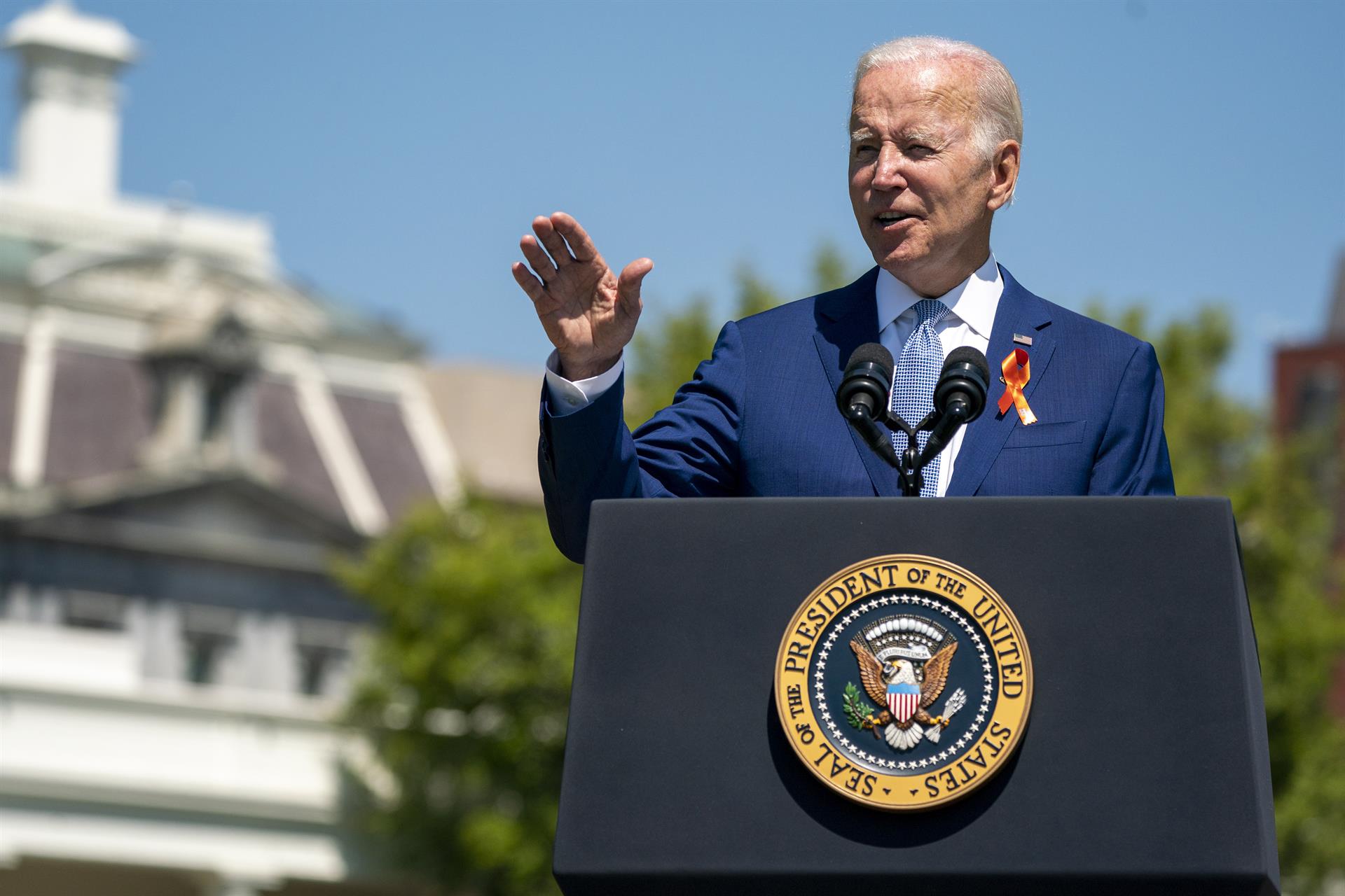 #Video Padre de víctima de tiroteo interrumpe a Biden al firmar ley sobre armas