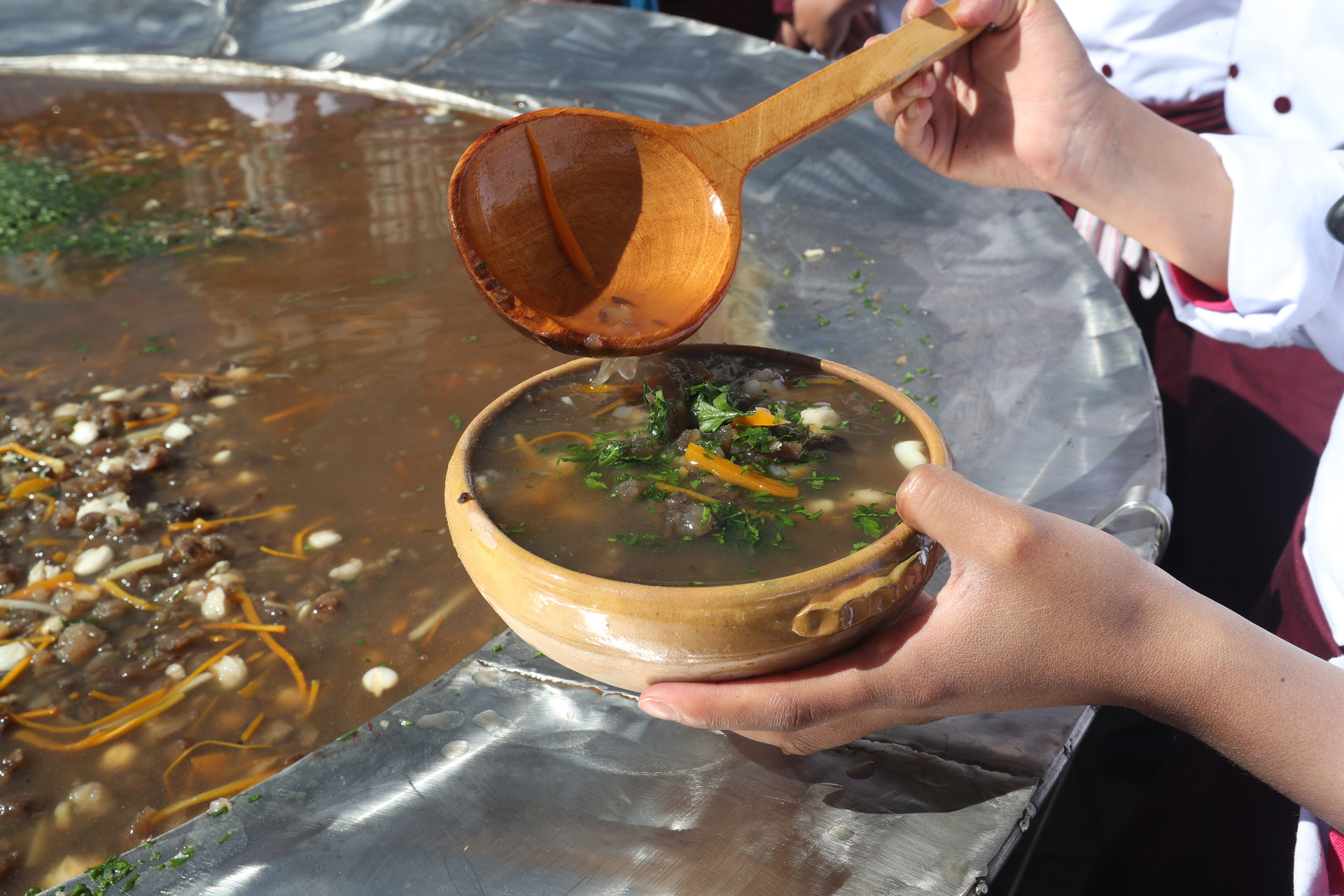 La Paz exhibe un gigante plato de chairo, una de sus sopas emblemáticas