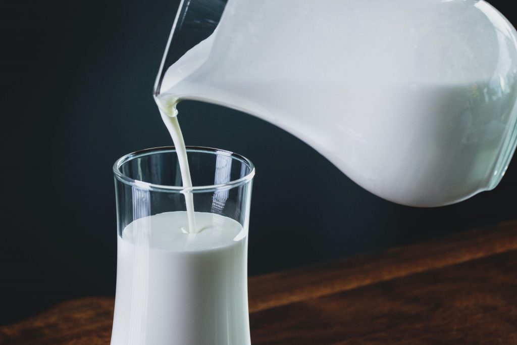 EE.UU. prohibirá lácteos y bebidas alcohólicas de Canadá a finales de mes, según Axios - leche-1024x683