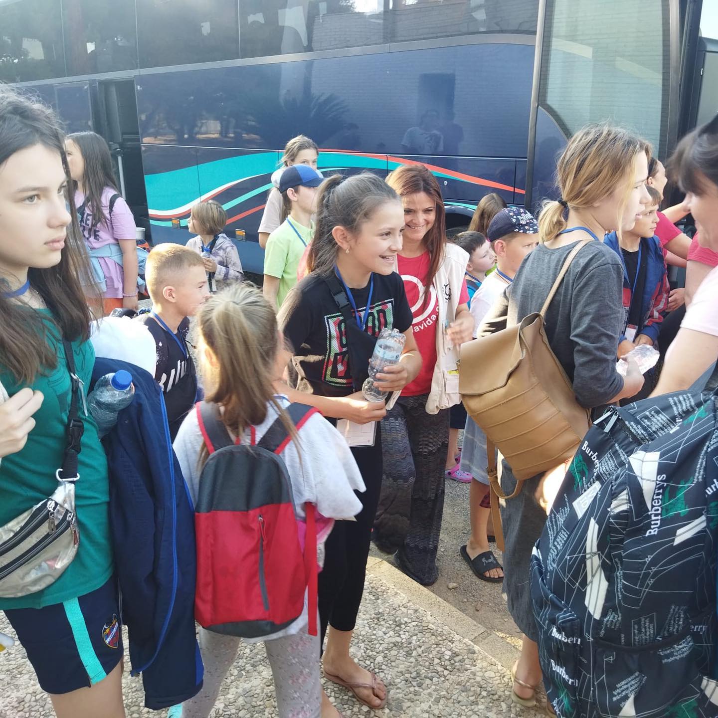 Llegan 42 menores ucranianos de la zona de Donbás a un campamento de verano en Valencia