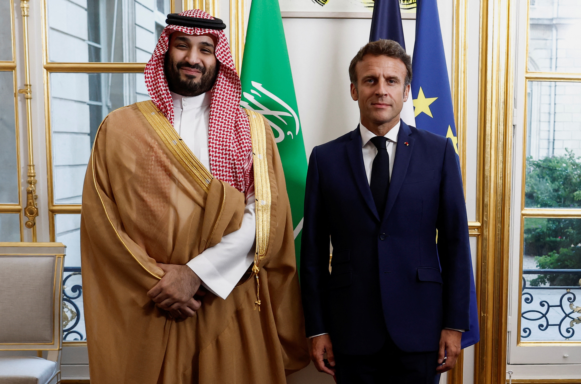 Macron recibe a Bin Salmán entre críticas