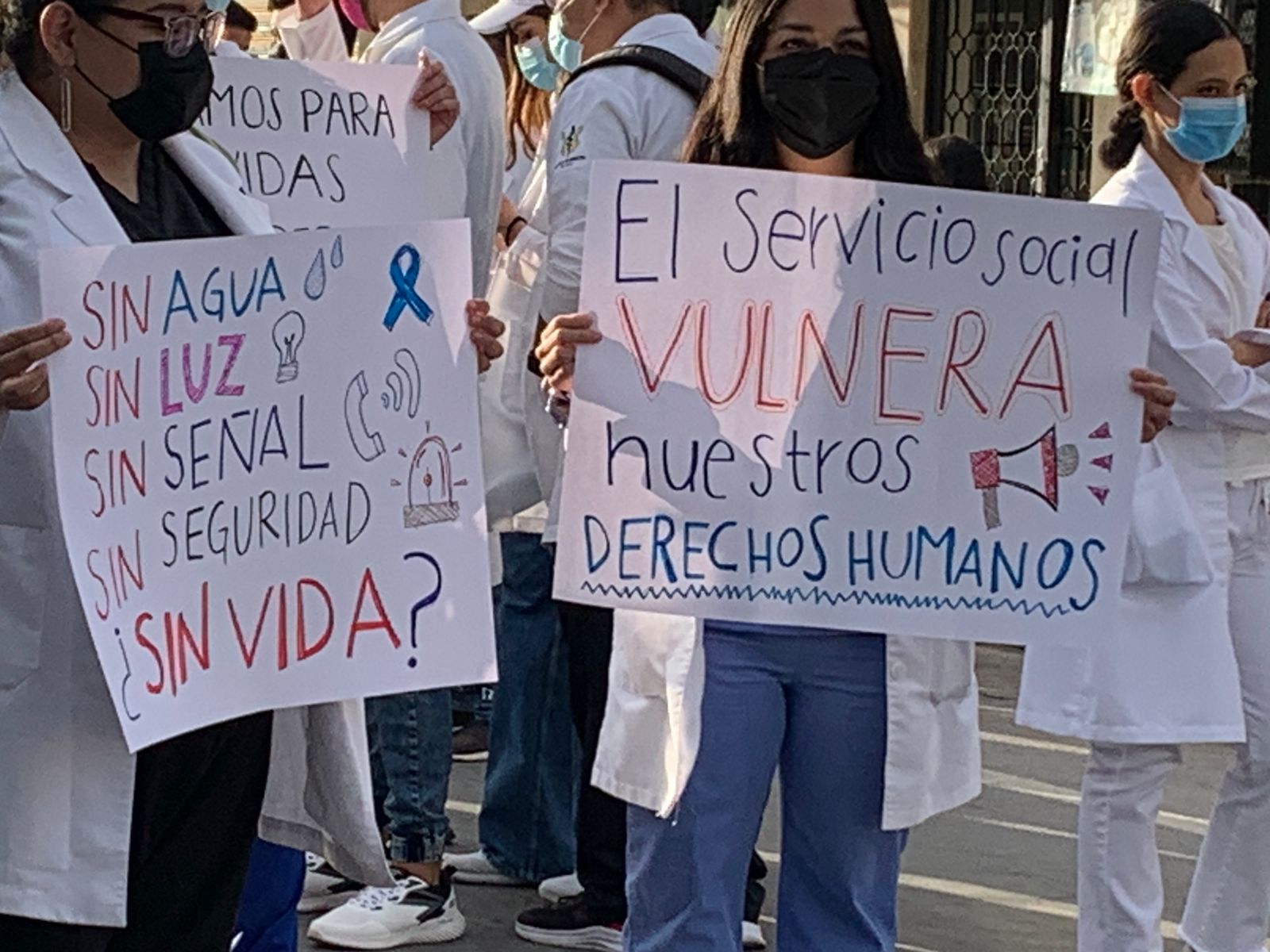 Médicos pasantes protestan en Durango y Coahuila por asesinato de Eric Andrade