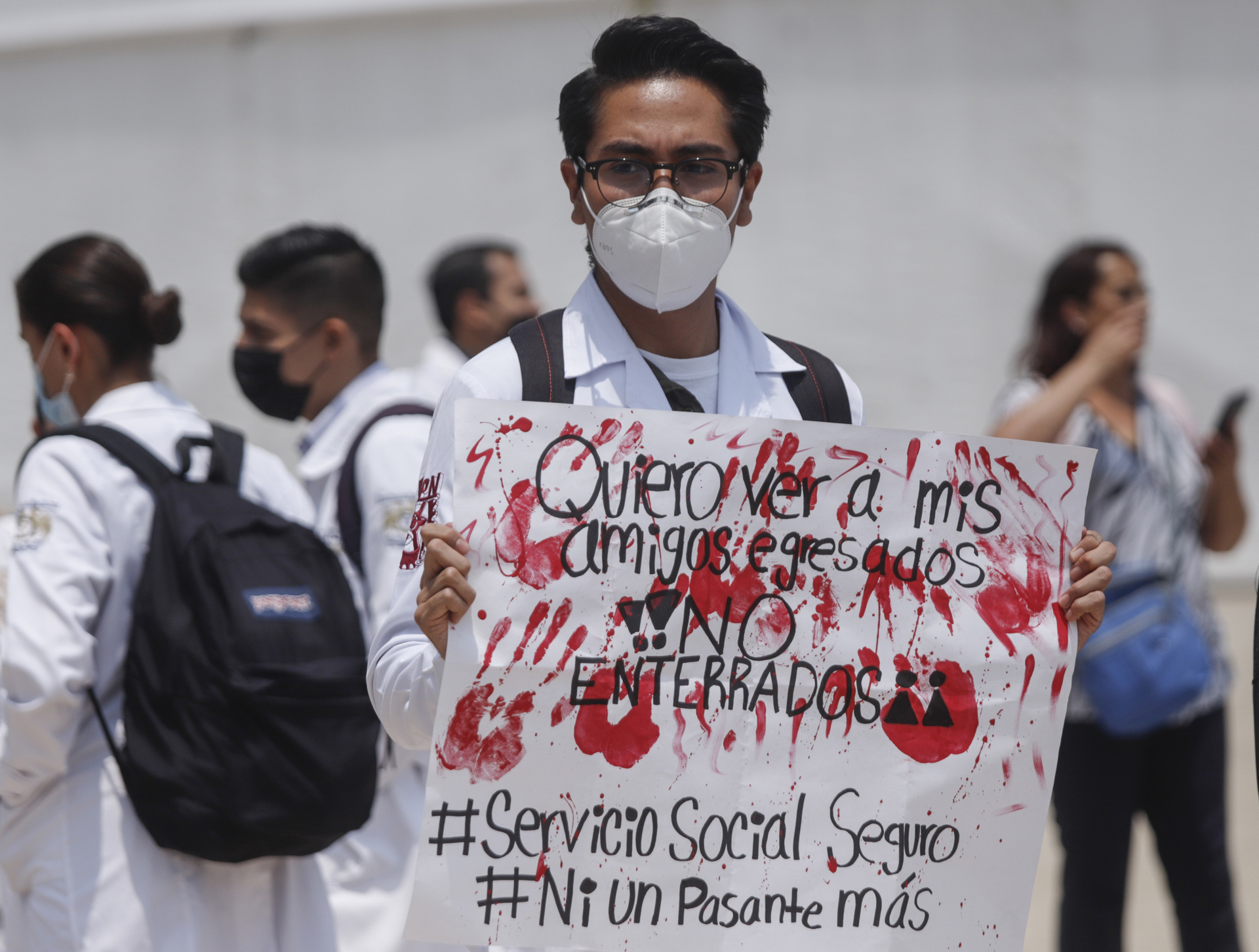 Pasantes de medicina en México dan a conocer pliego petitorio dirigido a universidades y al Gobierno