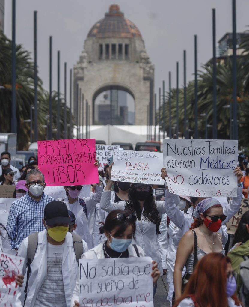 Pasantes de medicina en México dan a conocer pliego petitorio dirigido a universidades y al Gobierno - medicos-en-practicas-marchan-en-mexico-tras-asesinatos-dentro-del-gremio-pasantes-831x1024