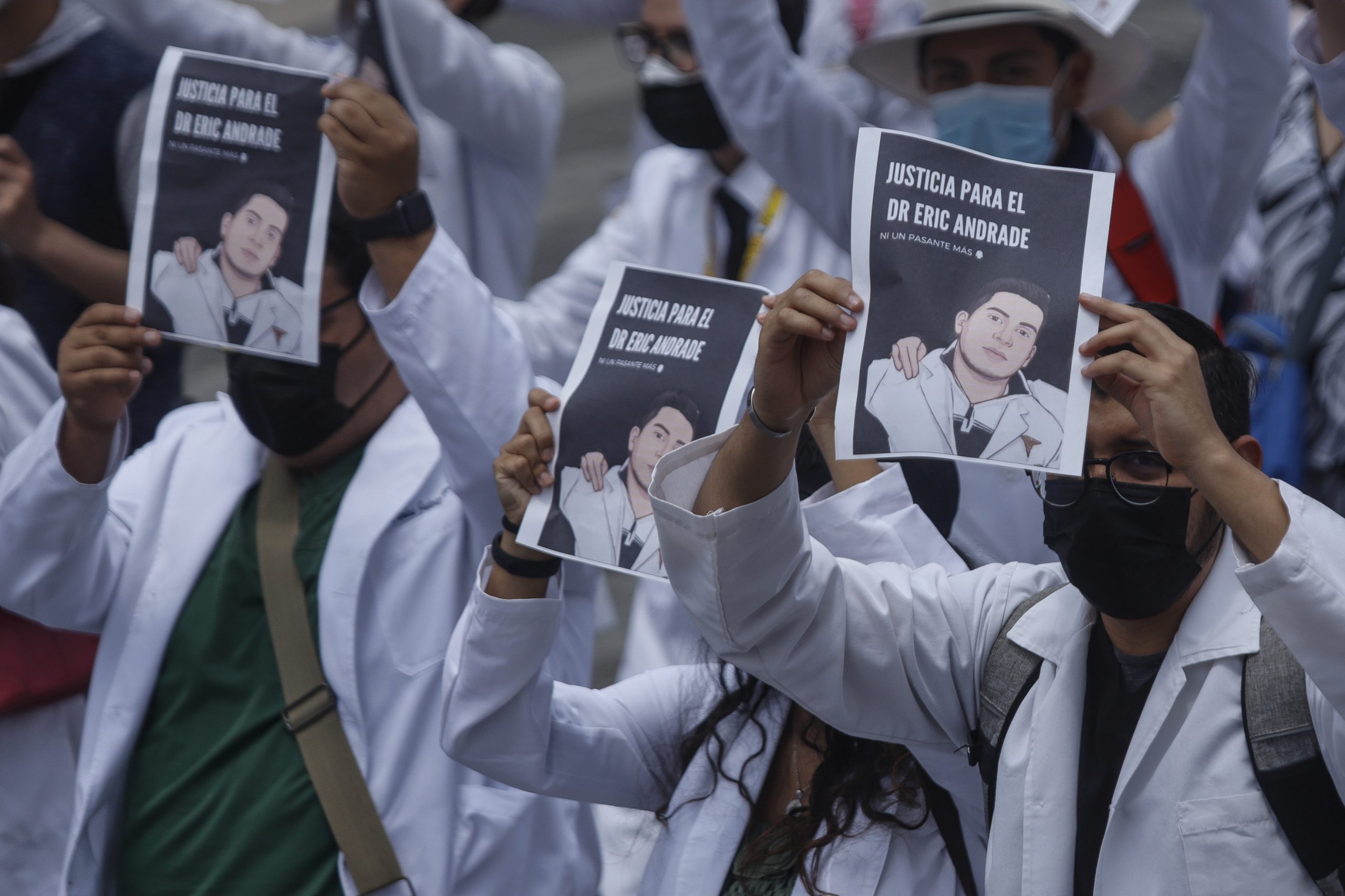 Médicos pasantes marchan en México tras asesinatos dentro del gremio Médicos pasantes marchan en México tras asesinatos dentro del gremio