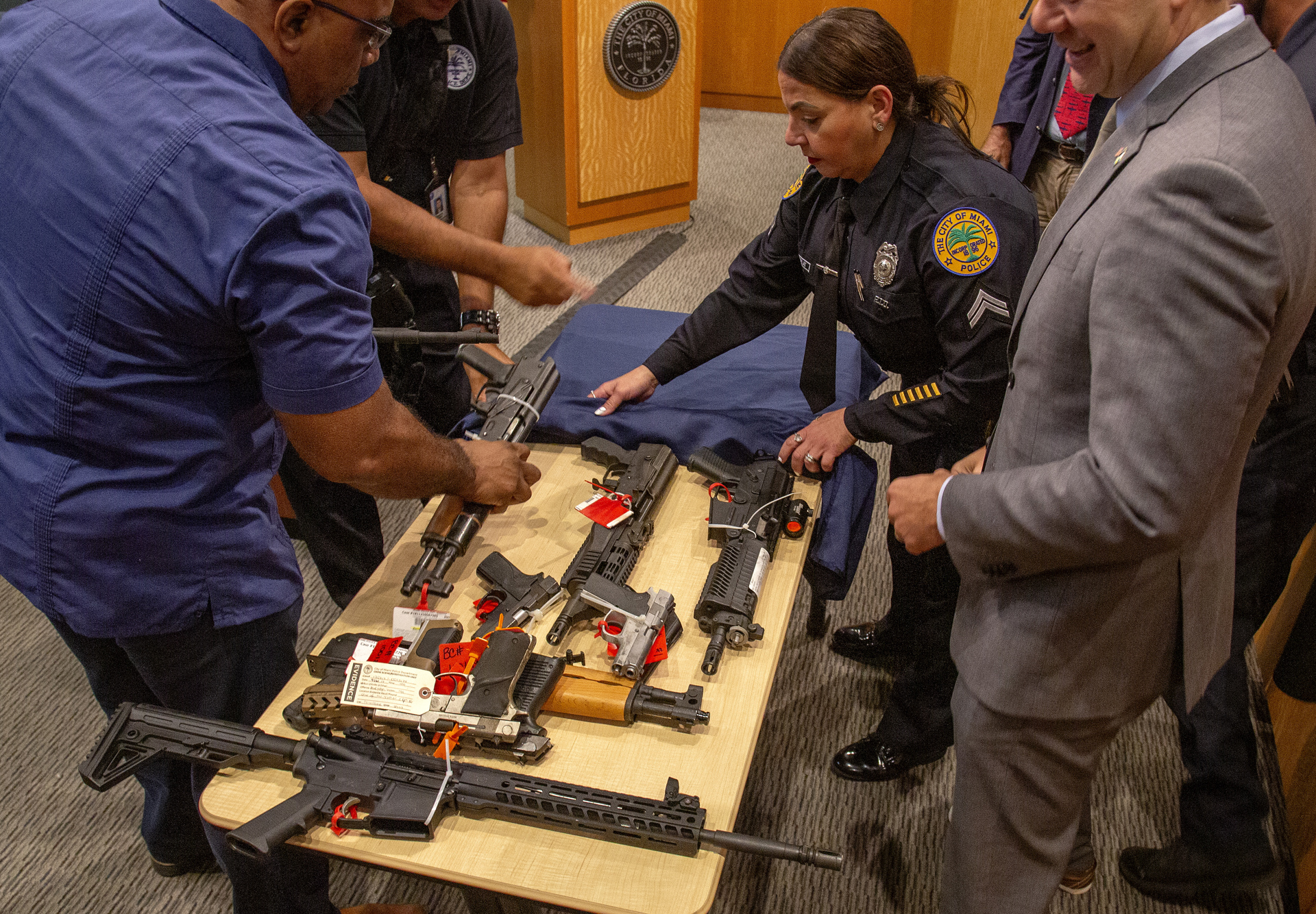 Miami envía armas decomisadas y donadas a los policías de Irpín, en Ucrania Miami envía armas decomisadas y donadas a los policías de Irpín, en Ucrania