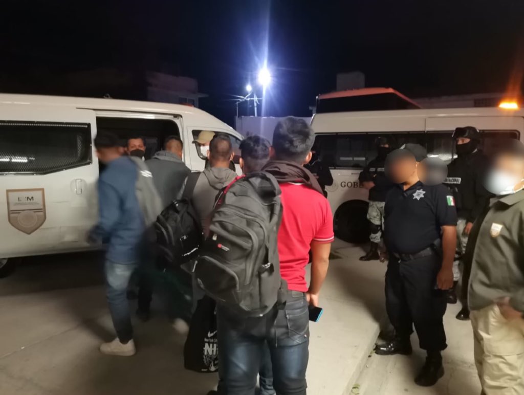 Aseguran en Puebla a 80 migrantes que viajaban en autobús Aseguran en Puebla a 80 migrantes que viajaban en autobús
