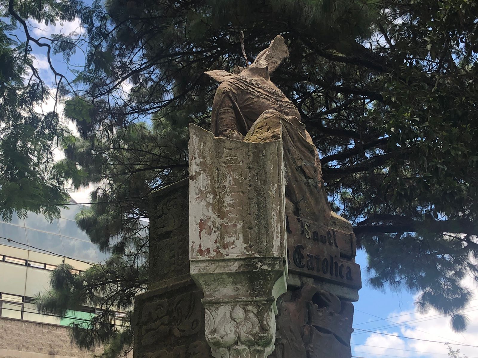 Destruyen monumento a Isabel la Católica en Ciudad de Guatemala Destruyen monumento a Isabel la Católica en Ciudad de Guatemala