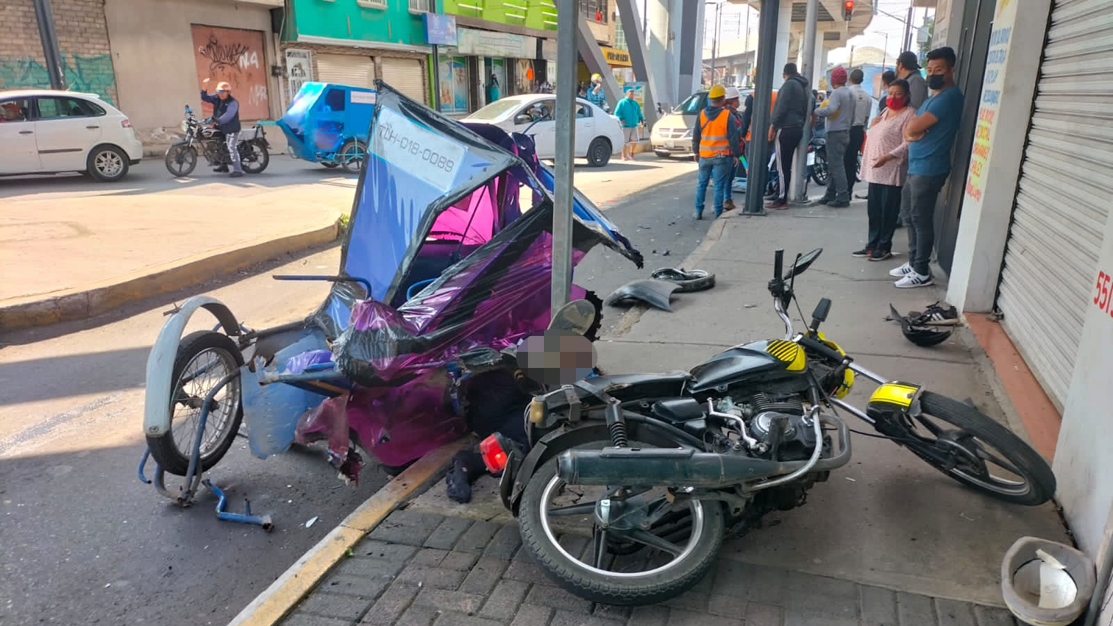 Mototaxista murió prensado en Tláhuac por camioneta del grupo ‘Intrépidos de Sinaloa’