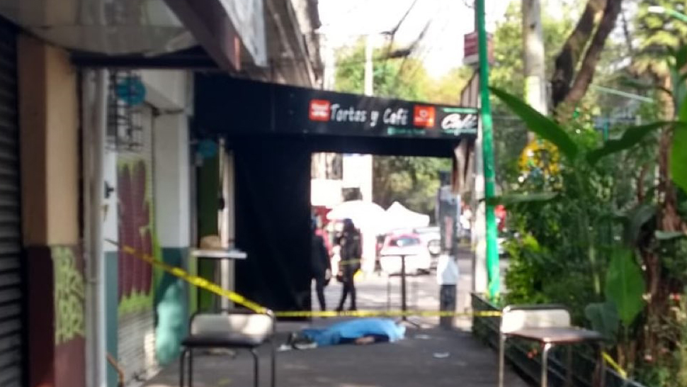 Hombre murió atragantado en CDMX mientras desayunaba