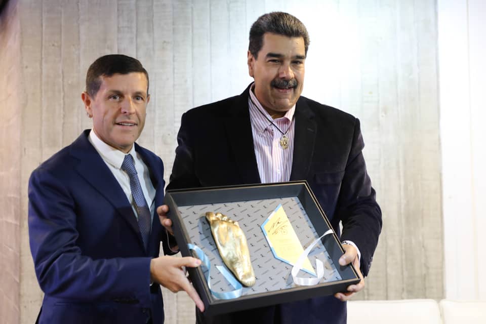 Nicolás Maduro recibe una réplica del pie izquierdo de Diego Armando Maradona